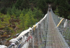 Pont suspendu à la base de l’Everest
